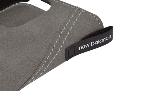 【au限定】iPhone 13 Pro用 New Balance Nロゴ スエードブックタイプケース／グレー
