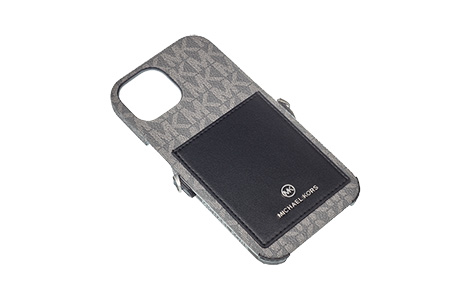 au限定】iPhone 15用 MICHAEL KORS ハードケース with Strap／Black 