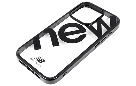 【au限定】iPhone 15 Pro用 New Balance ビッグロゴ ハイブリッドケース／ブラック