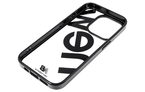 【au限定】iPhone 15 Pro用 New Balance ビッグロゴ ハイブリッドケース／ブラック