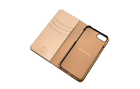 iPhone SE（第2世代）用 MICHAEL KORS ブックタイプケース／Beige Pink ...